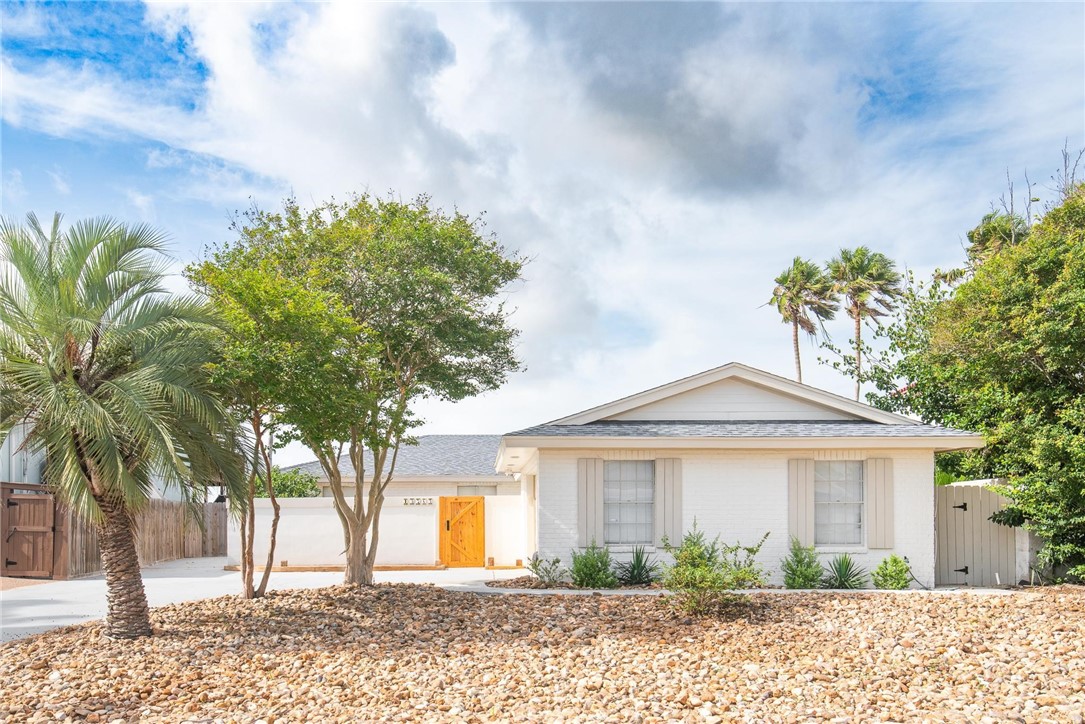 13765 Eaglesnest Bay Dr Property Photo 3