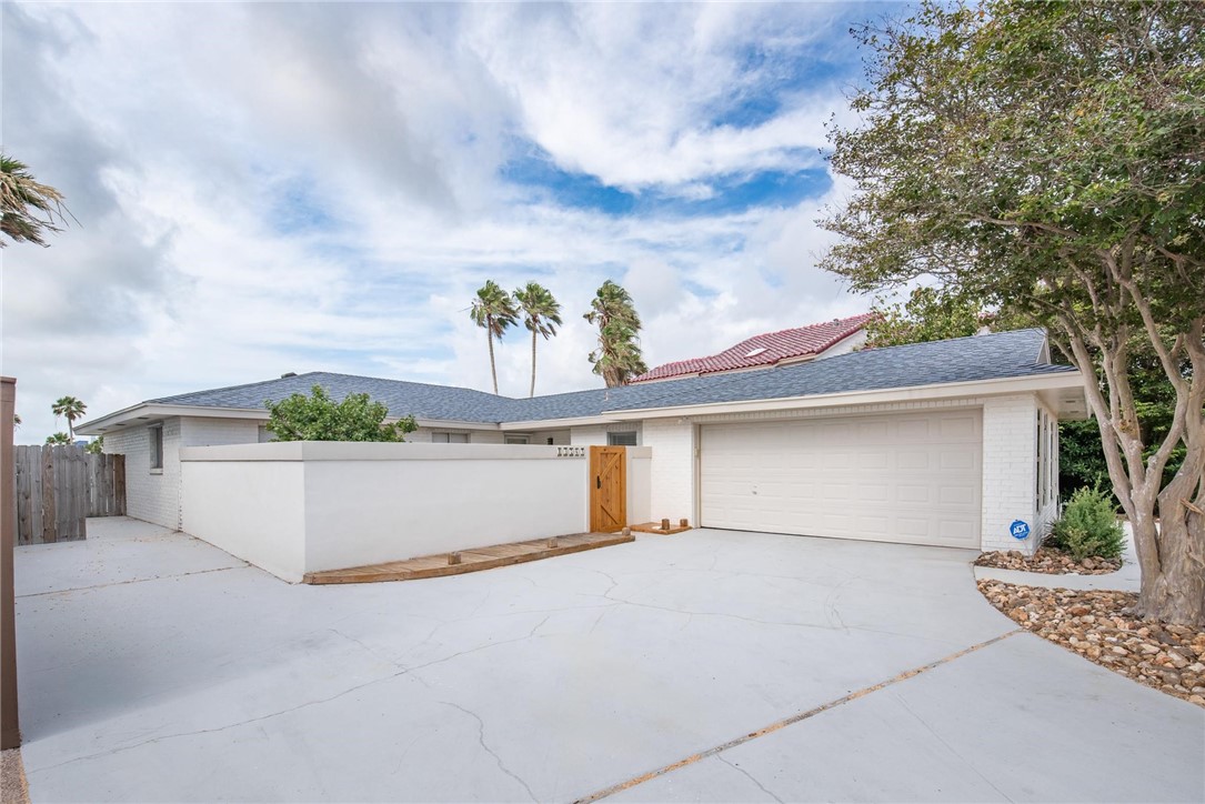 13765 Eaglesnest Bay Dr Property Photo 4