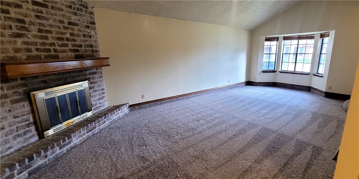 3006 Hilldale Dr Property Photo 2