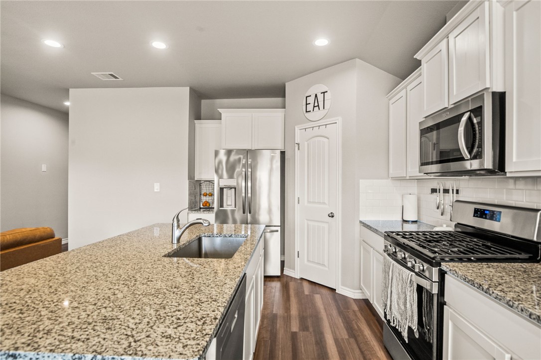 2657 Excelsior Blvd Property Photo 8