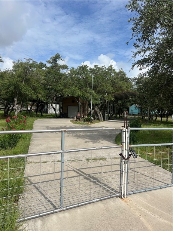 527 N Traylor Ave Property Photo 4