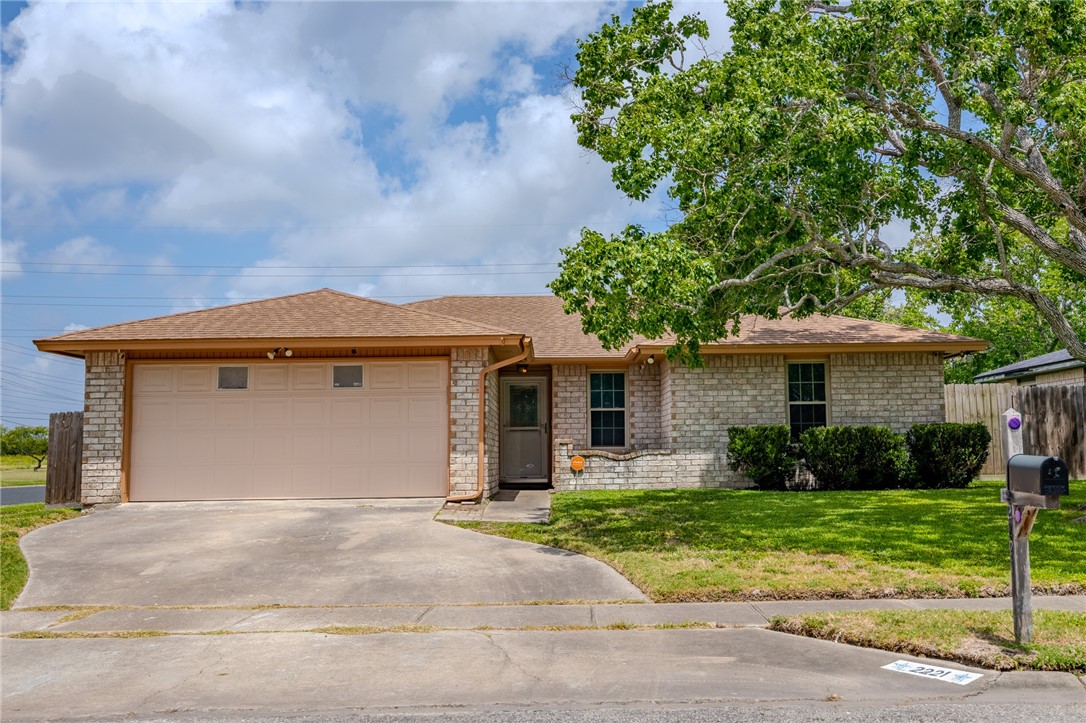 2221 Meadowgrove Dr Property Photo 1
