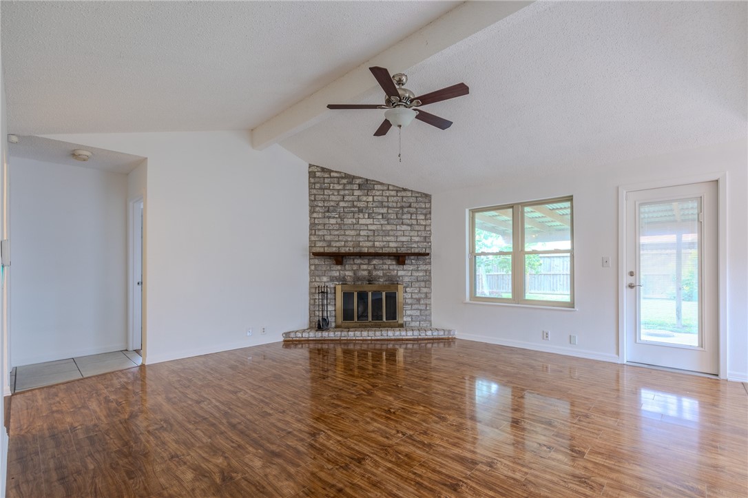 2221 Meadowgrove Dr Property Photo 3