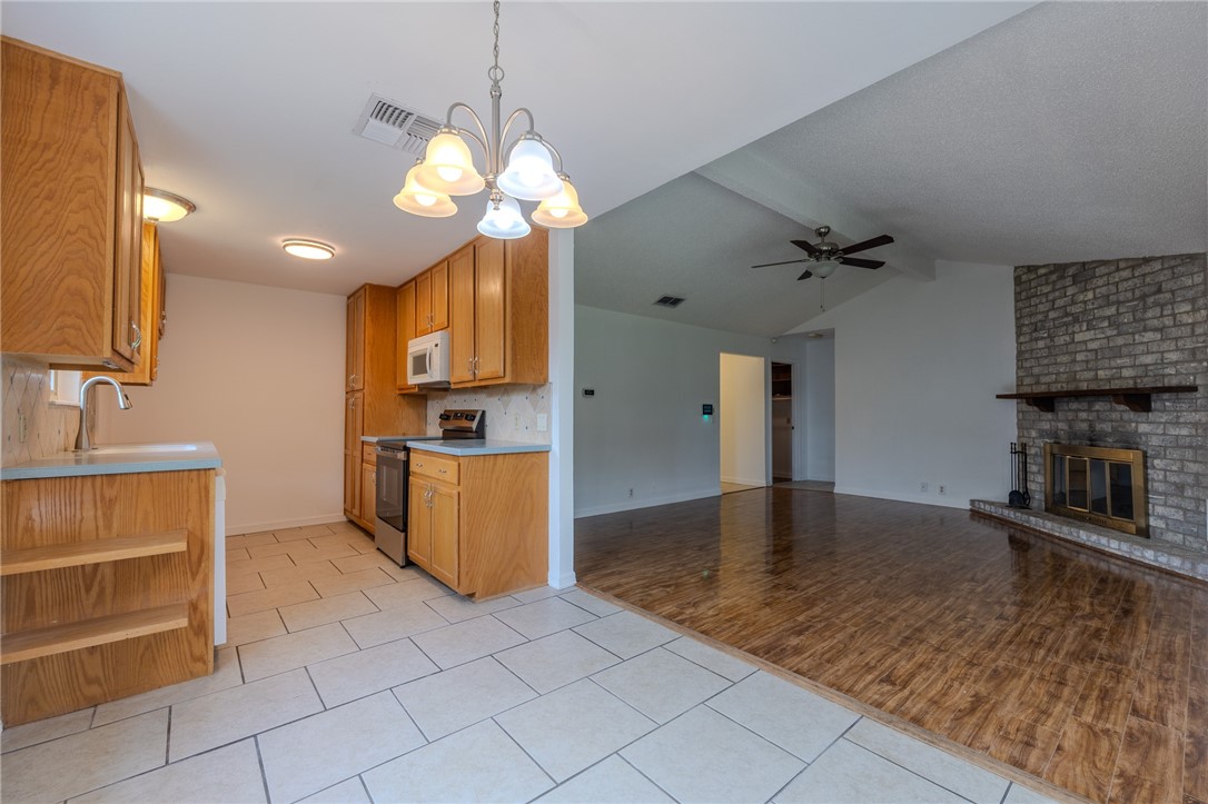 2221 Meadowgrove Dr Property Photo 5