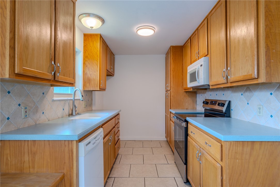 2221 Meadowgrove Dr Property Photo 6