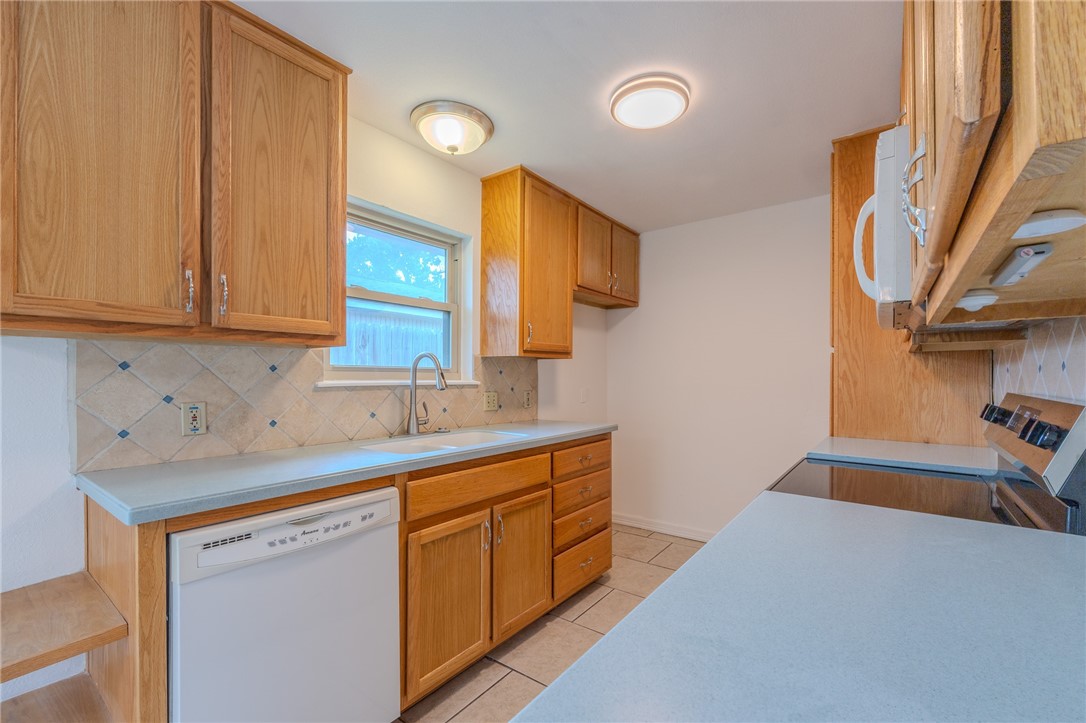 2221 Meadowgrove Dr Property Photo 7