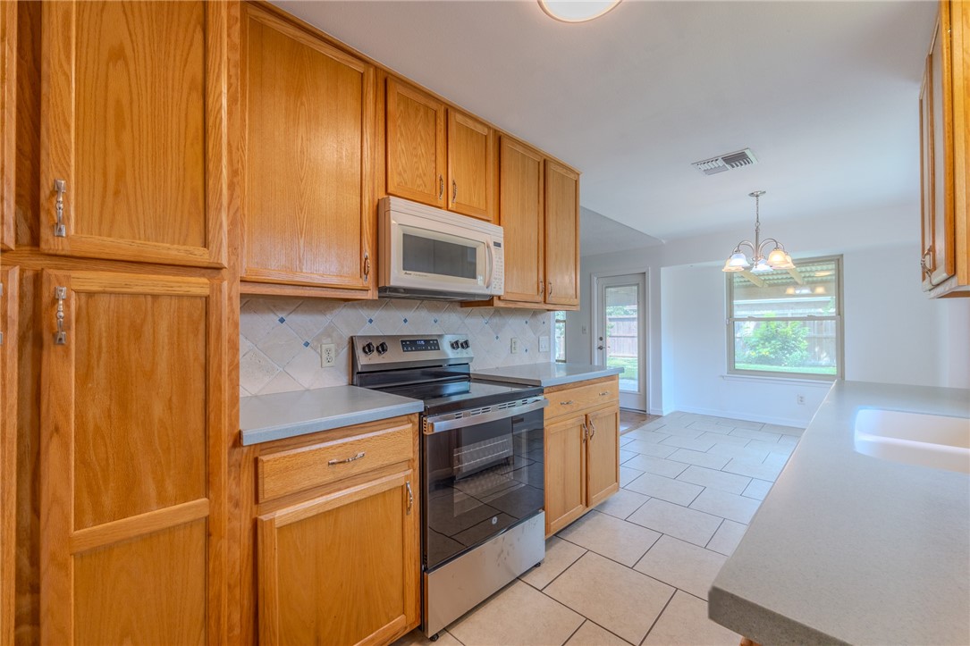 2221 Meadowgrove Dr Property Photo 8