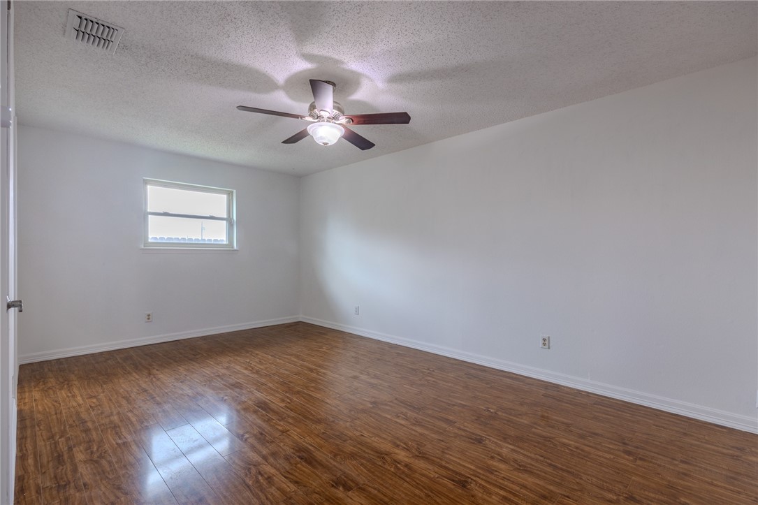 2221 Meadowgrove Dr Property Photo 10