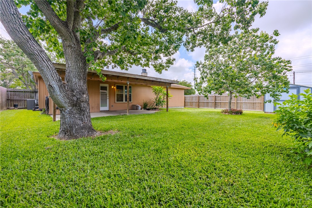 2221 Meadowgrove Dr Property Photo 23