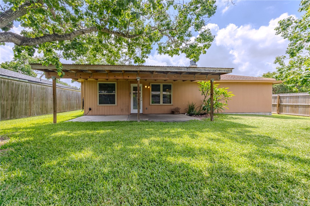 2221 Meadowgrove Dr Property Photo 25