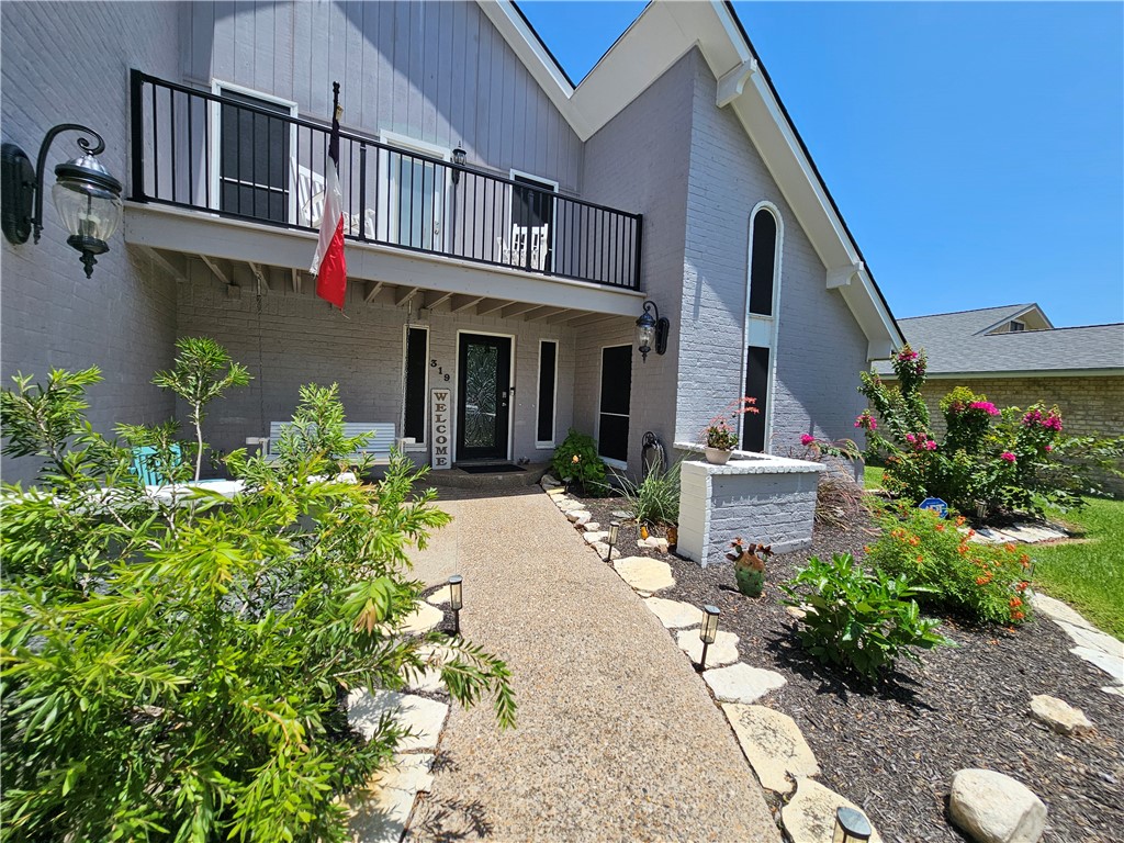 319 San Saba Dr Property Photo 2