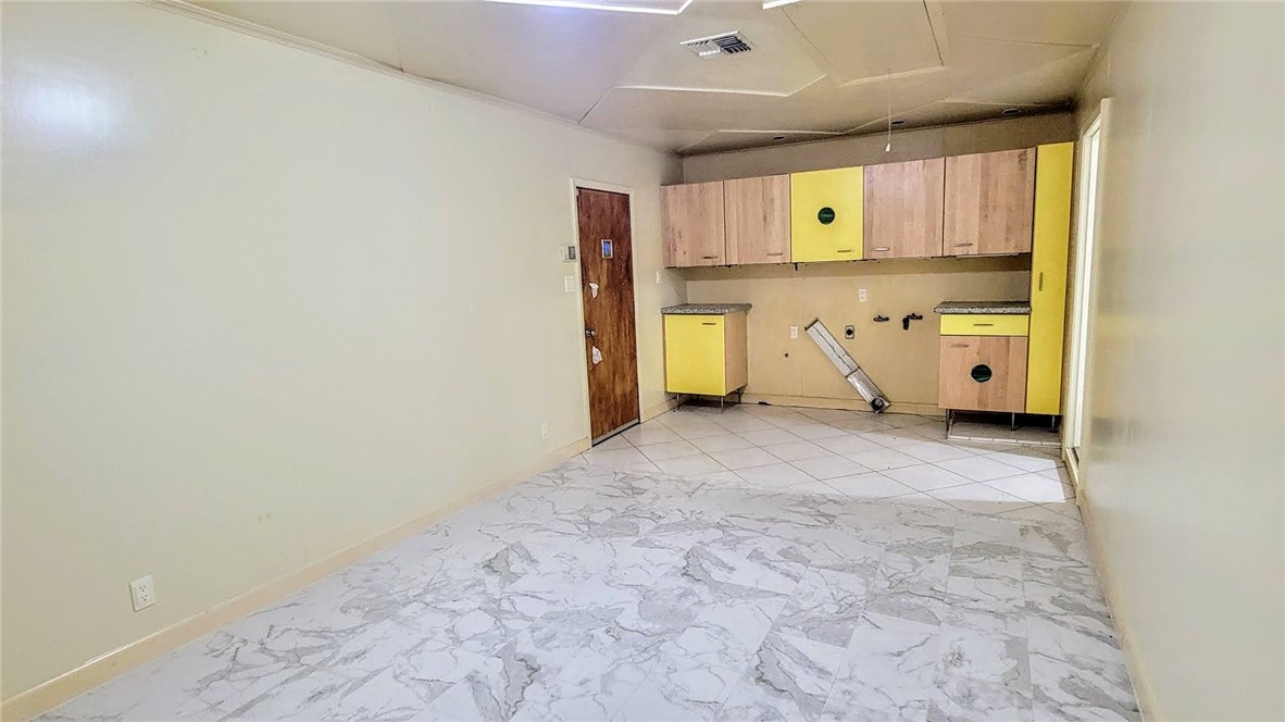 1226 Euclid Cir Property Photo 4