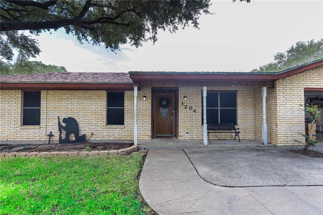 1204 Live Oak Dr Property Photo