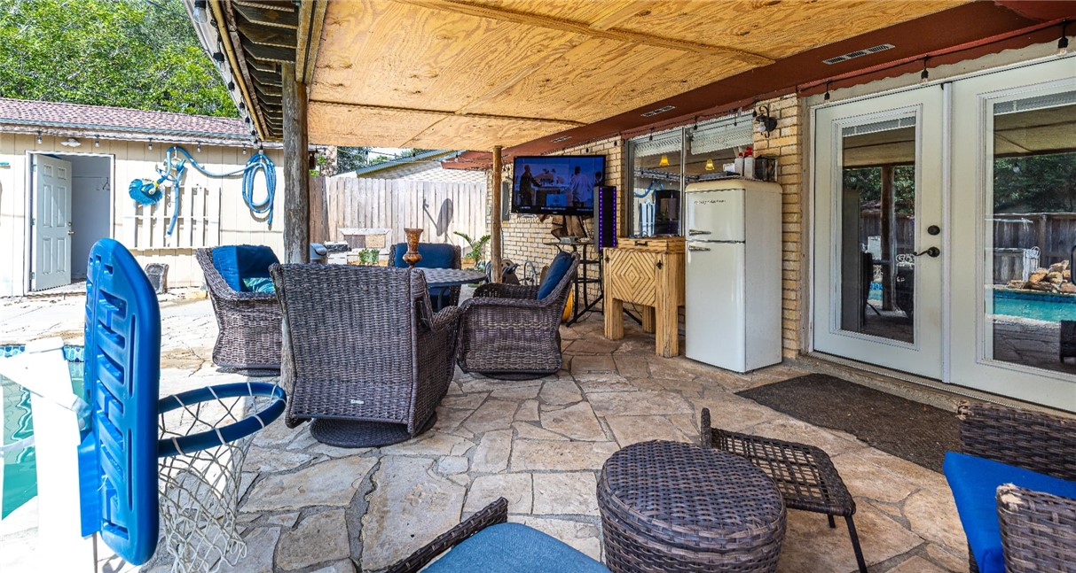 1204 Live Oak Dr Property Photo 5
