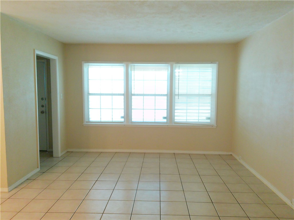 4225 Warwick Dr Property Photo 2