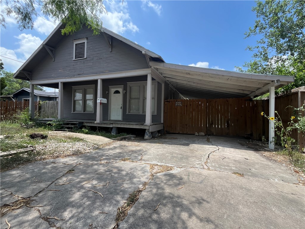 1004 Illinois St Property Photo 1