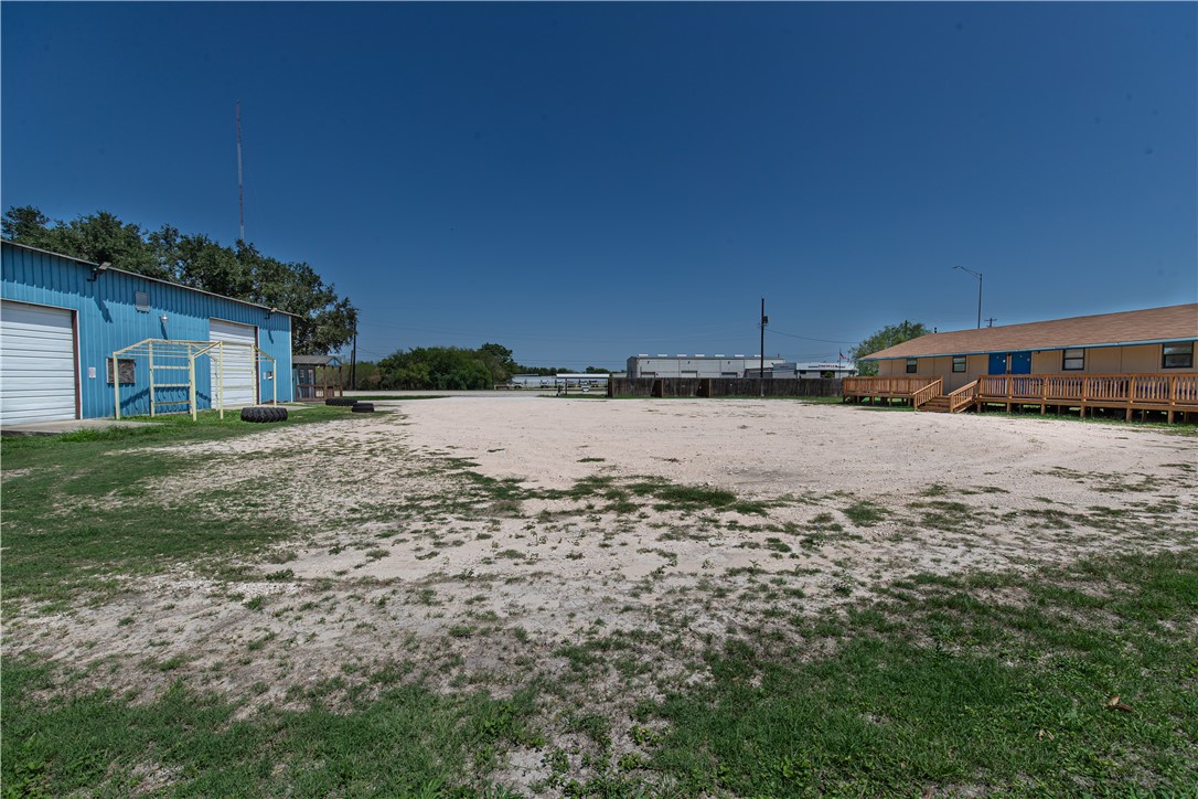 2527 N US Highway 281 Property Photo 1