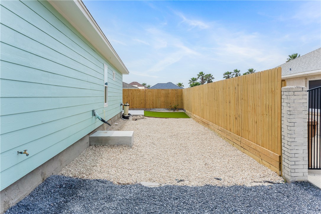 15638 Escapade St Property Photo 18