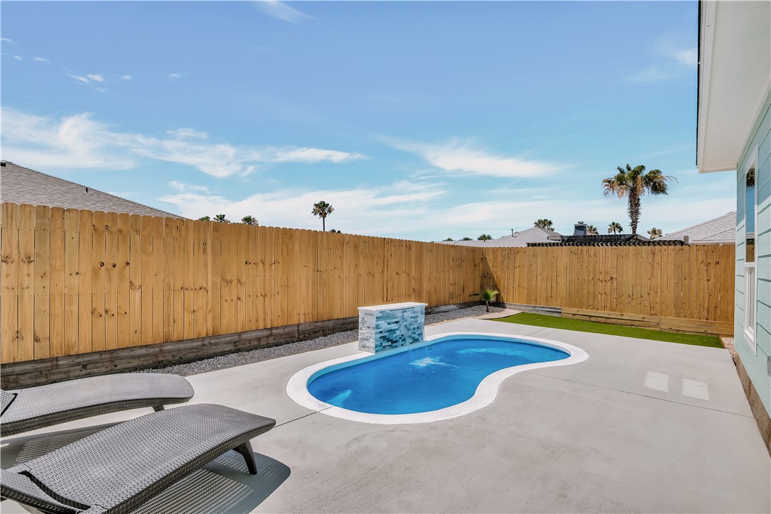 15638 Escapade St Property Photo 27