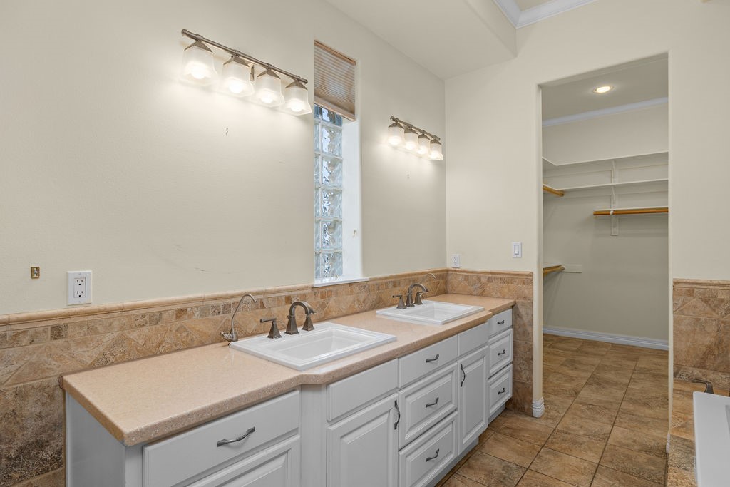 629 N Yturria St Property Photo 23