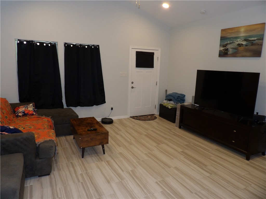 930 Redwood Ave Property Photo 3