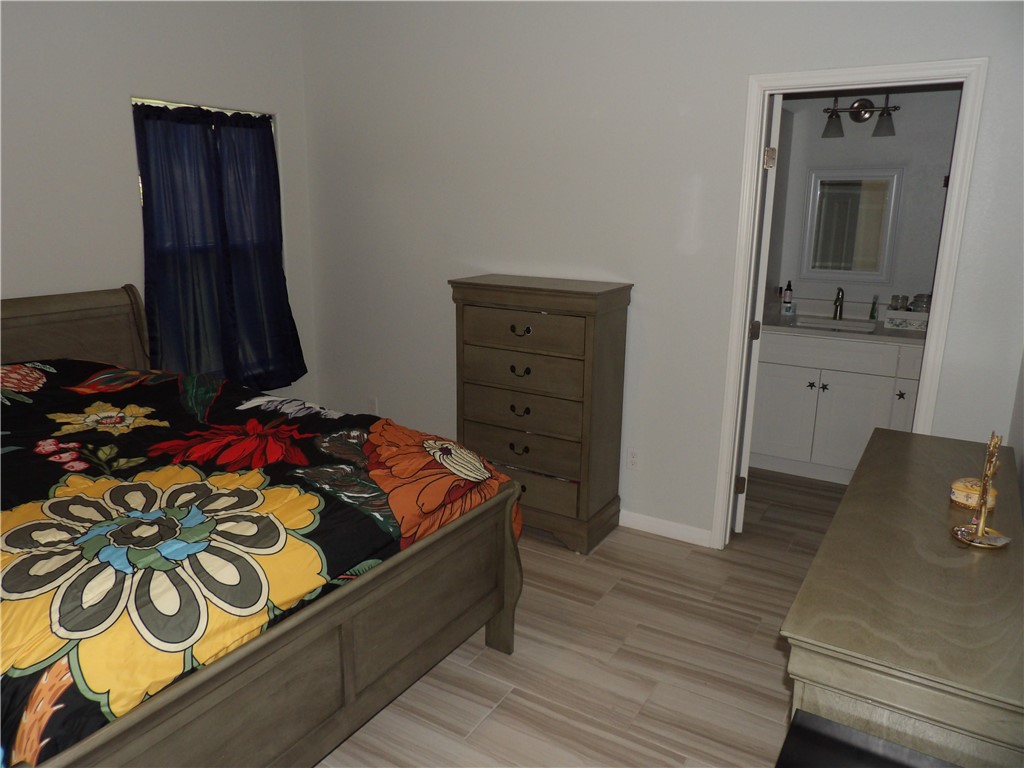 930 Redwood Ave Property Photo 6