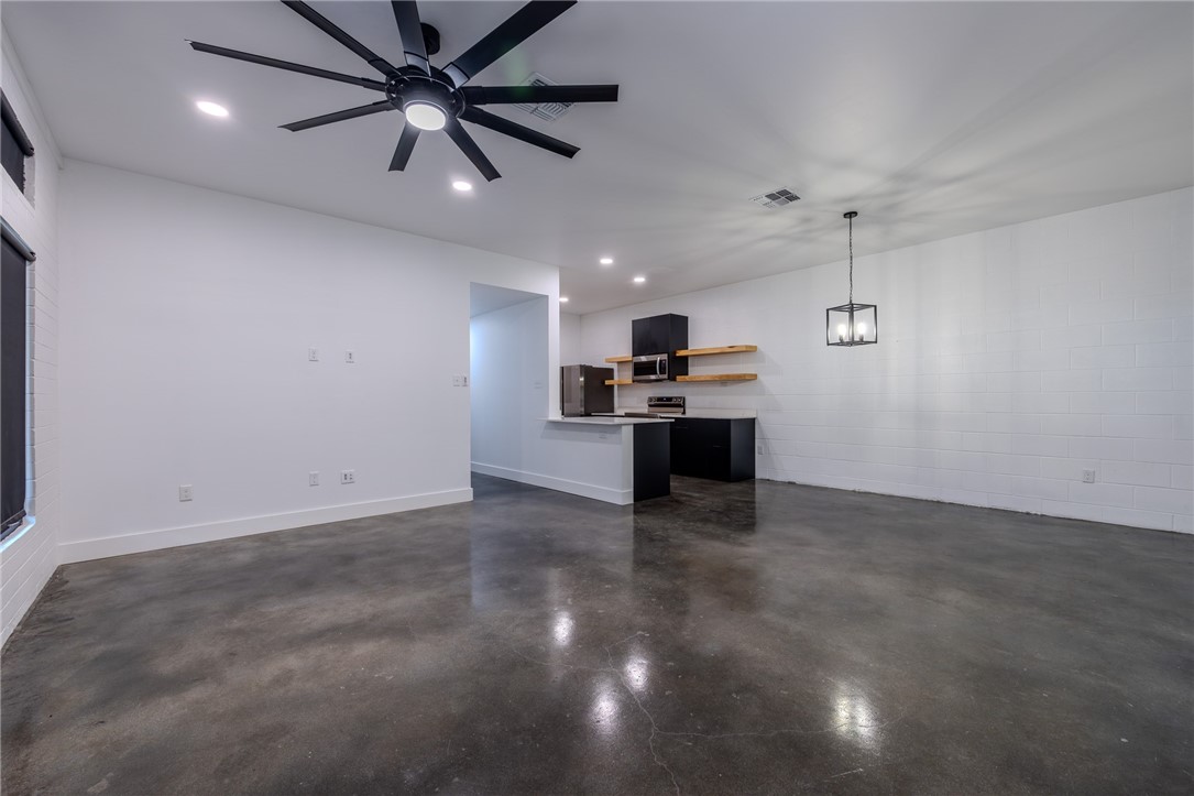 626 Glazebrook St A Property Photo 4