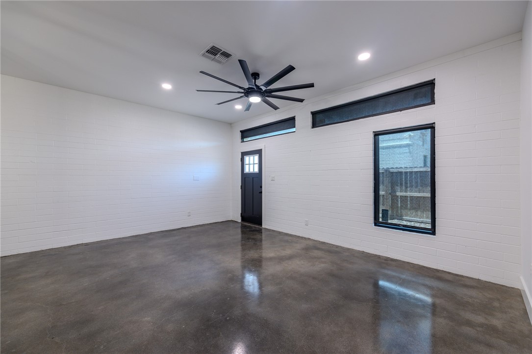626 Glazebrook St A Property Photo 6