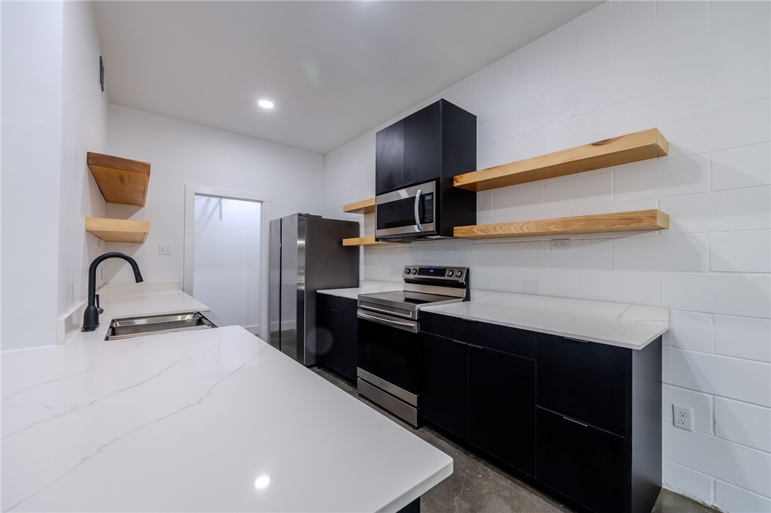 626 Glazebrook St A Property Photo 8