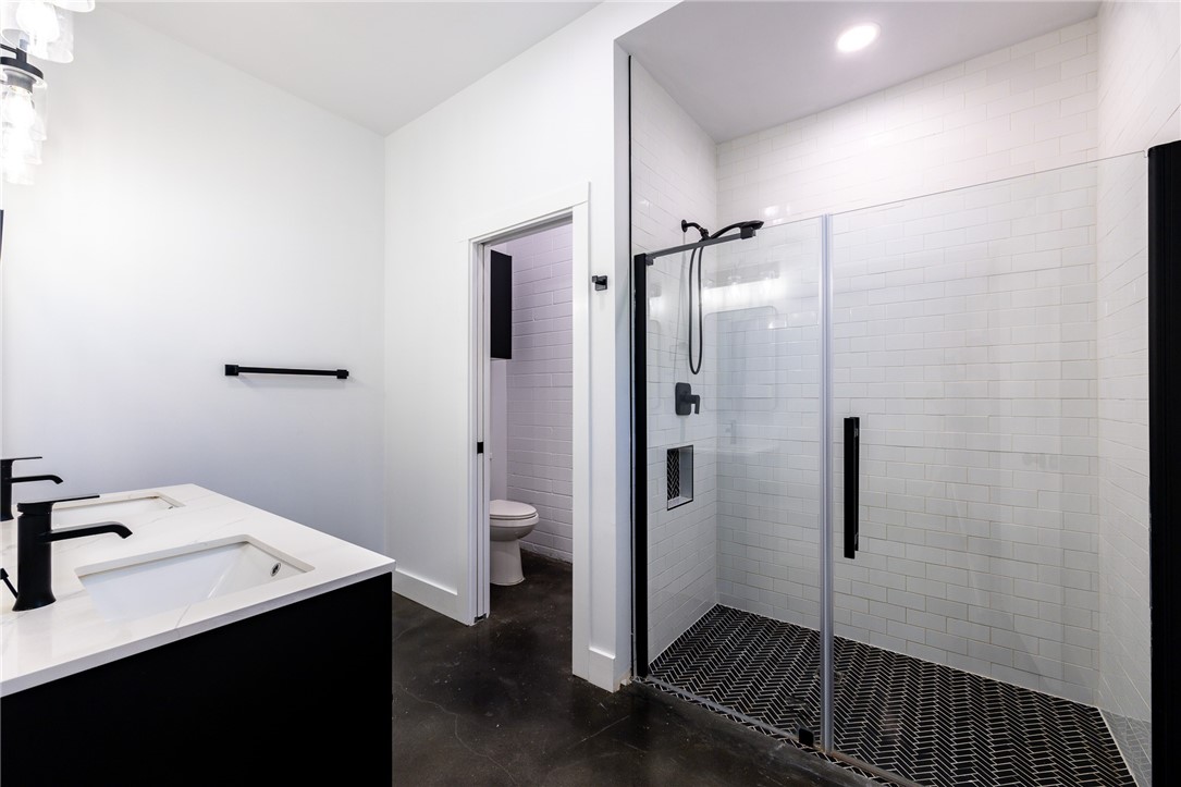 626 Glazebrook St A Property Photo 12