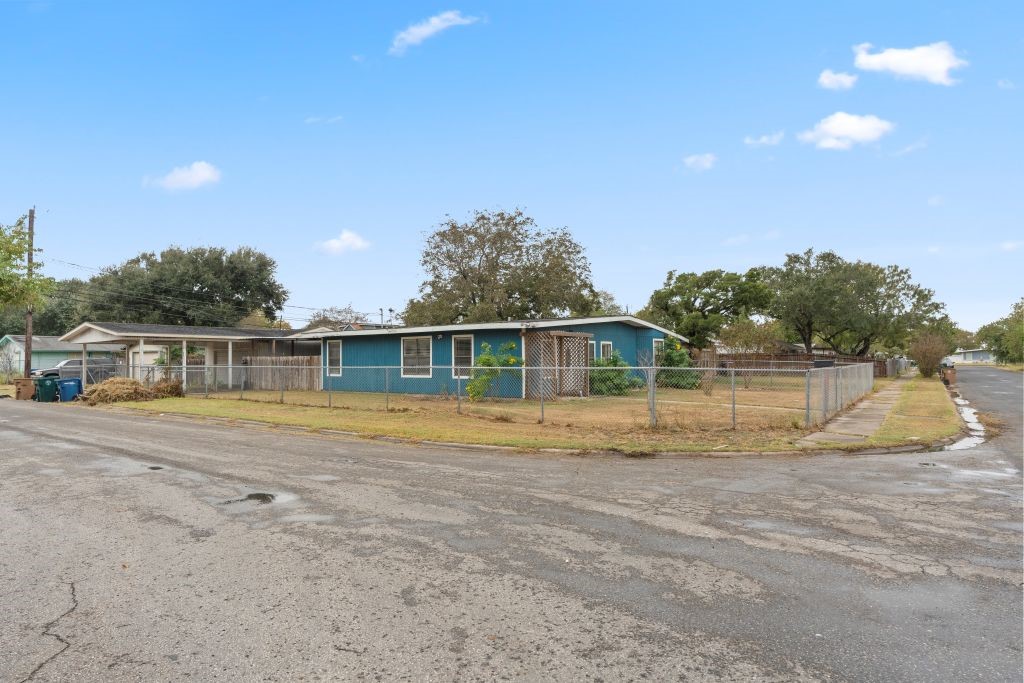 3425 Harold Dr Property Photo 3