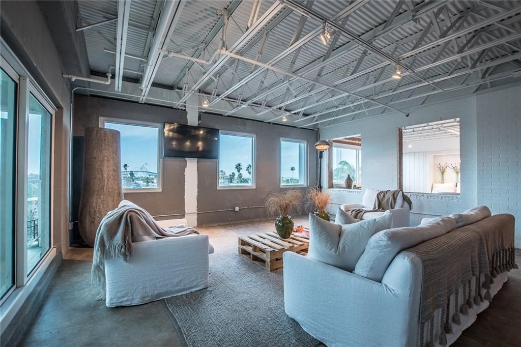 901 N Upper Broadway St 206 Property Photo 8