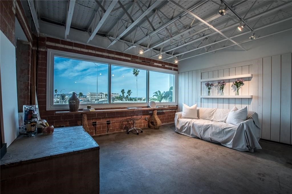 901 N Upper Broadway St 206 Property Photo 17