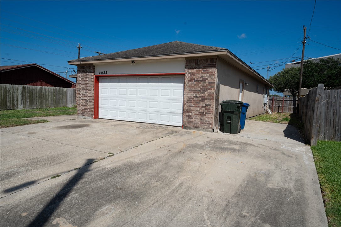 2033 Briarwood Dr Property Photo 3