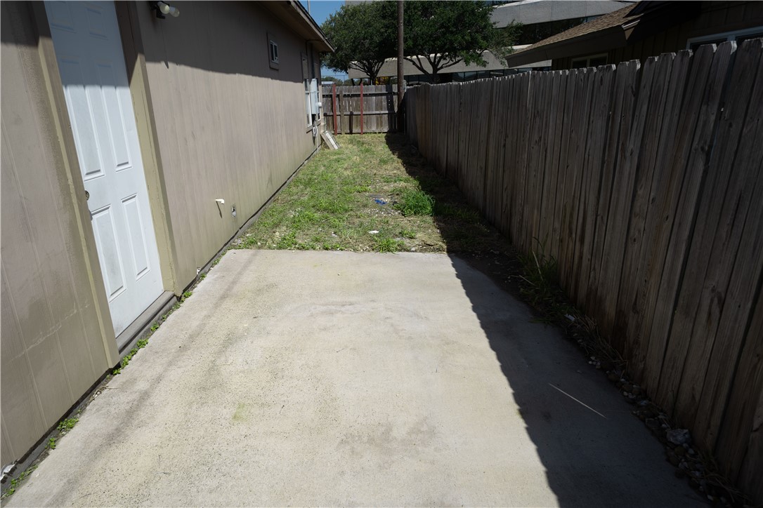 2033 Briarwood Dr Property Photo 4