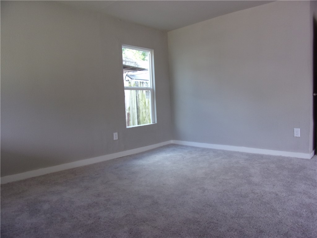 2113 Yale St Property Photo 3