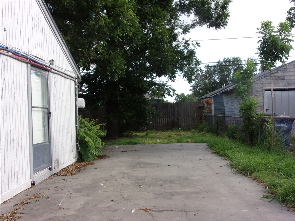 2113 Yale St Property Photo 22