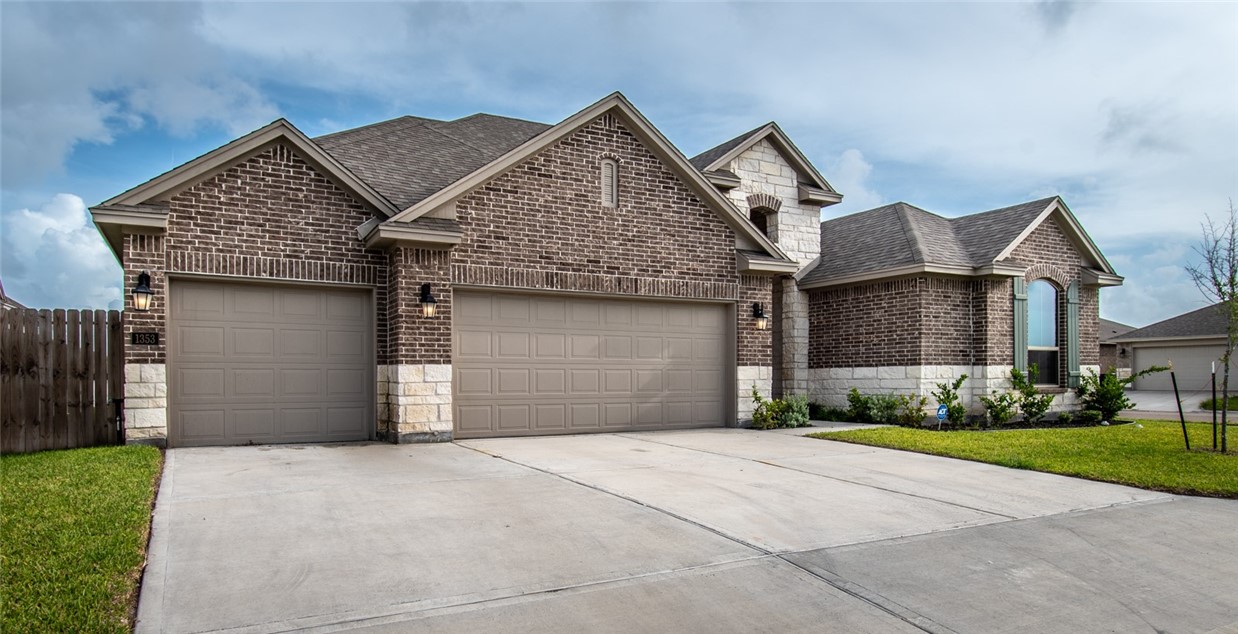 1353 London Towne Blvd Property Photo 2