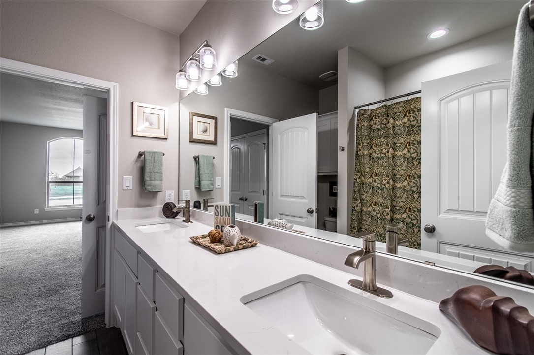 1353 London Towne Blvd Property Photo 28