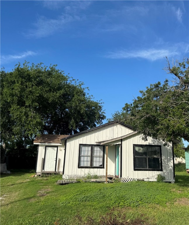 123 Lerdo St Property Photo 1