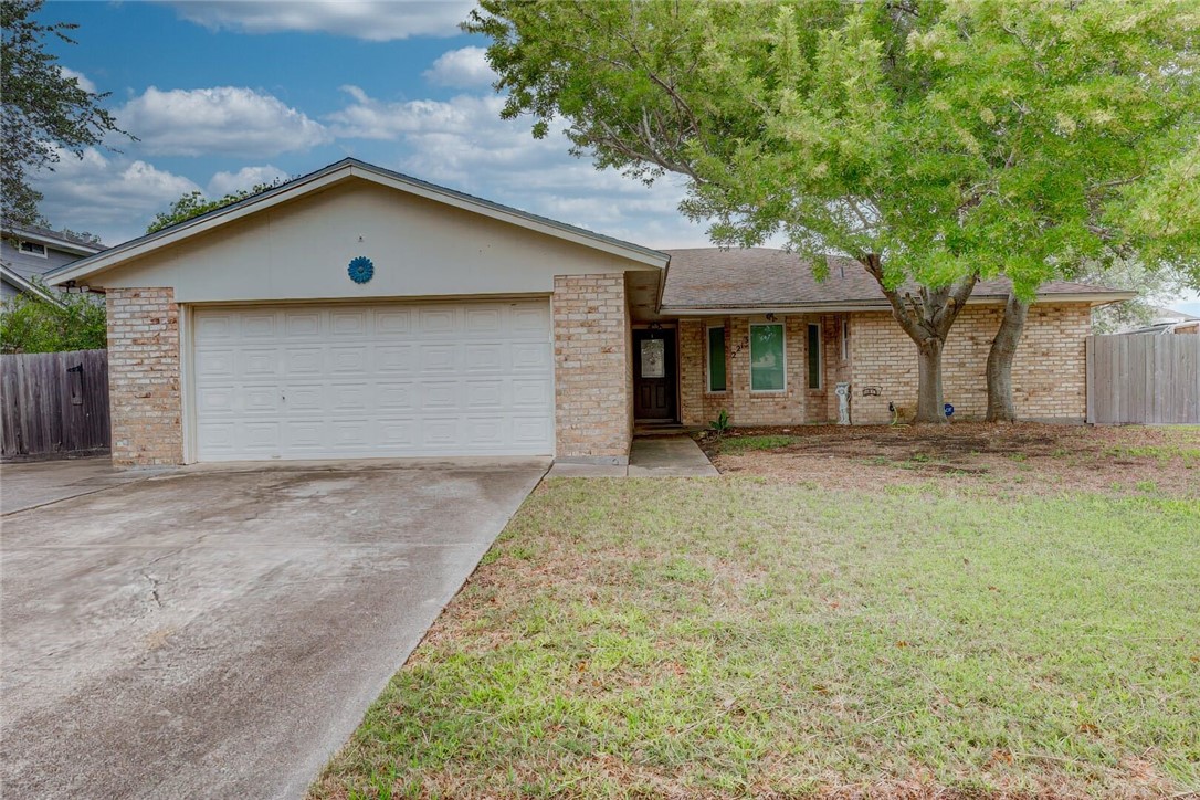 2213 Live Oak Dr Property Photo 1