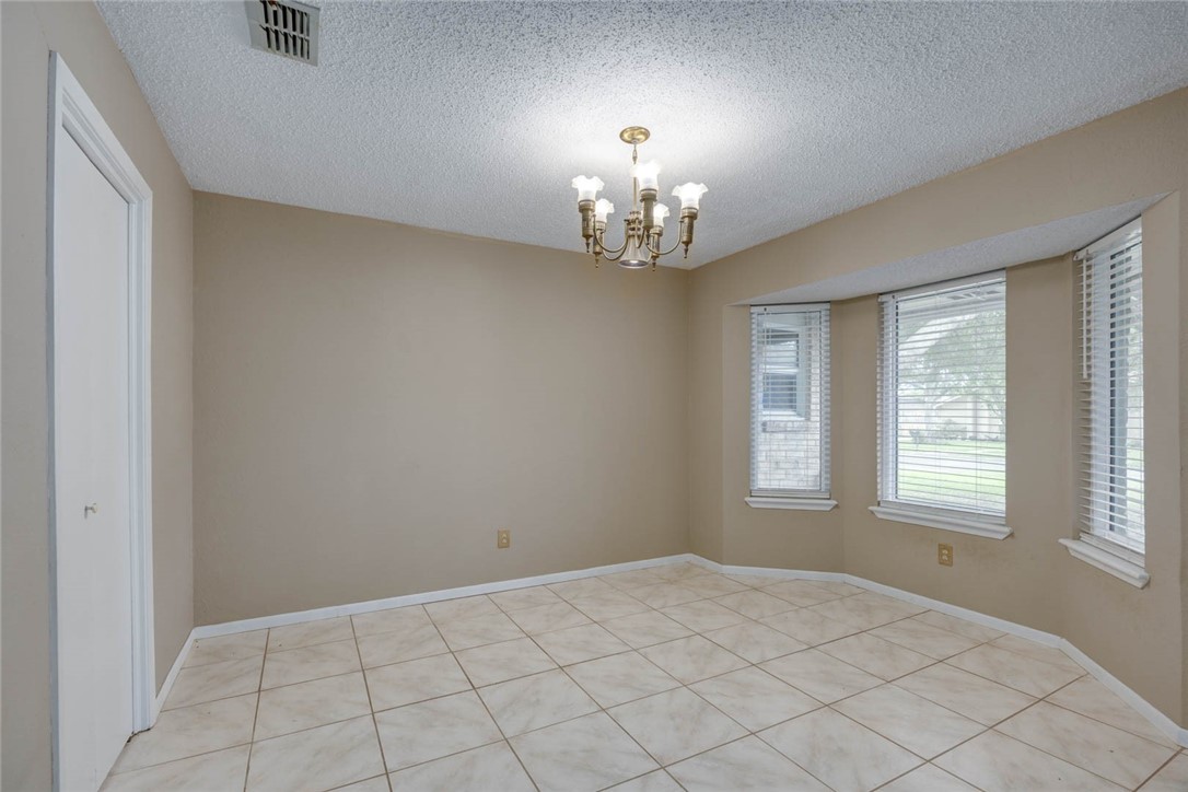 2213 Live Oak Dr Property Photo 5