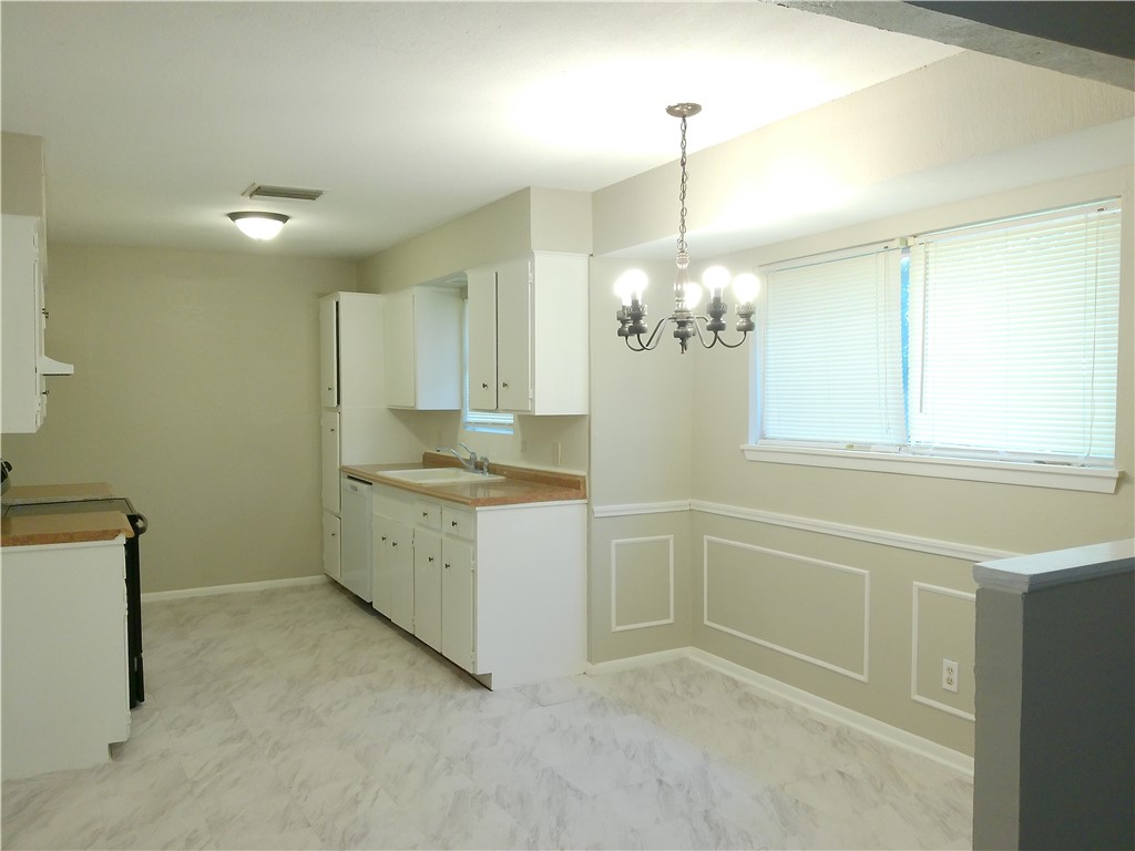 4622 Newbury Property Photo 2