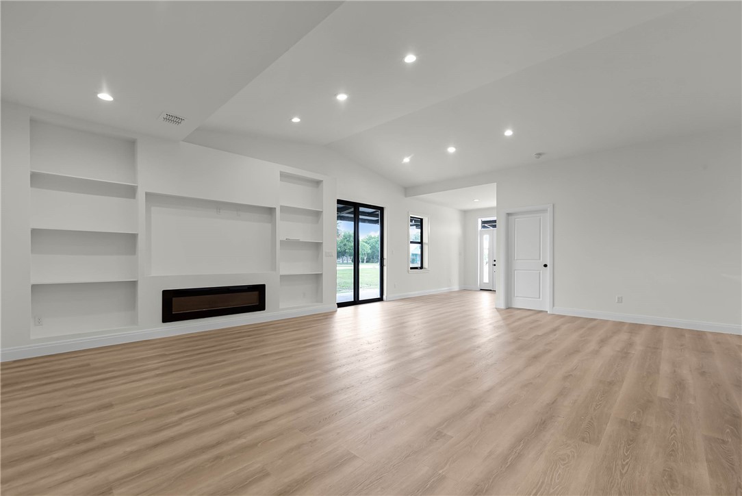 1210 W Dallas Property Photo 3