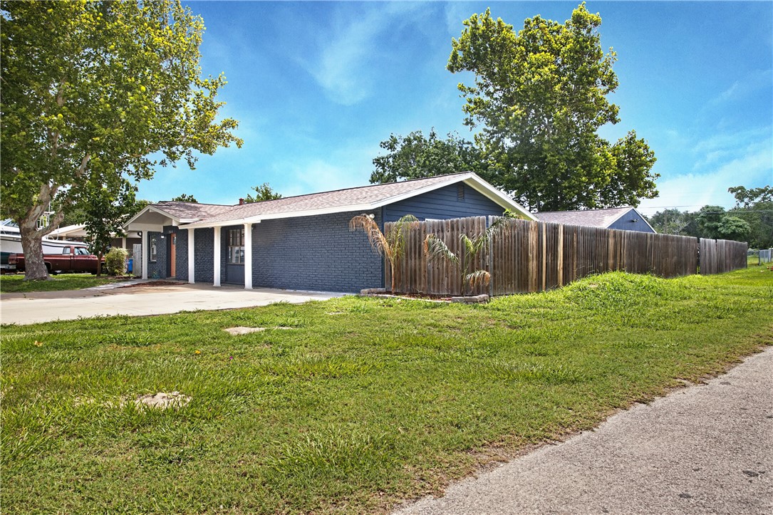 2614 Poinsetta Pl Property Photo 3