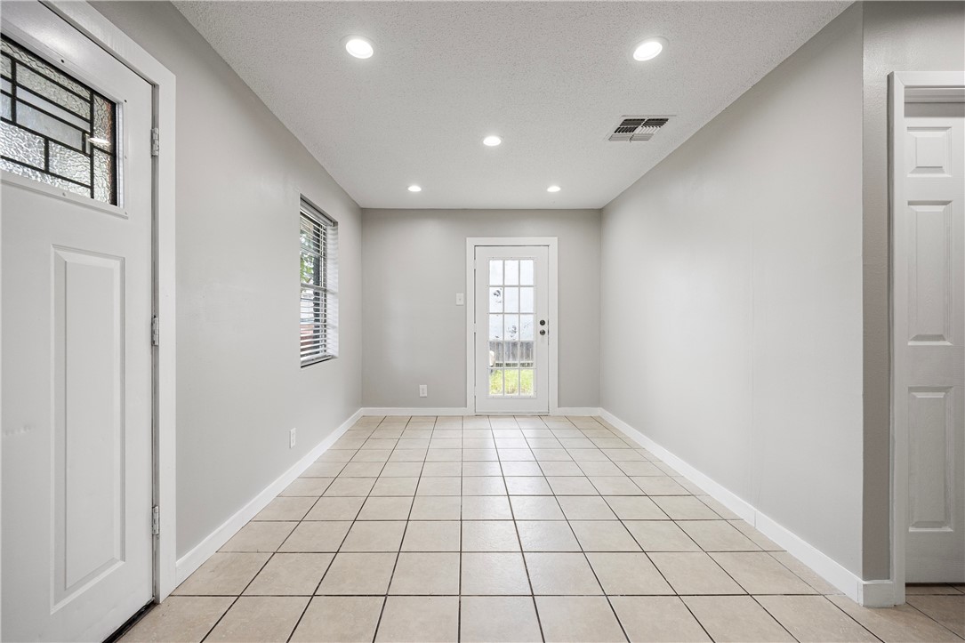 2614 Poinsetta Pl Property Photo 6