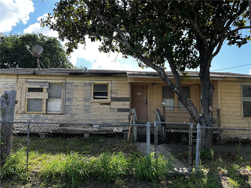 2201 Comanche St Property Photo 1