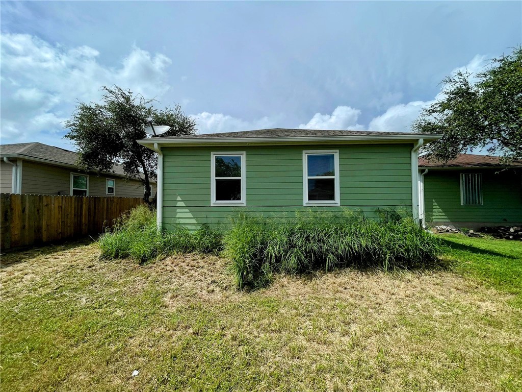 702 Celia St Property Photo 6