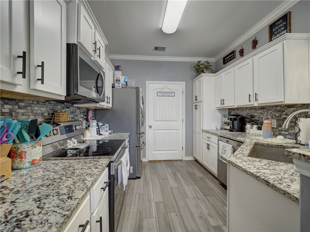 2050 Admiral Lane Property Photo 9