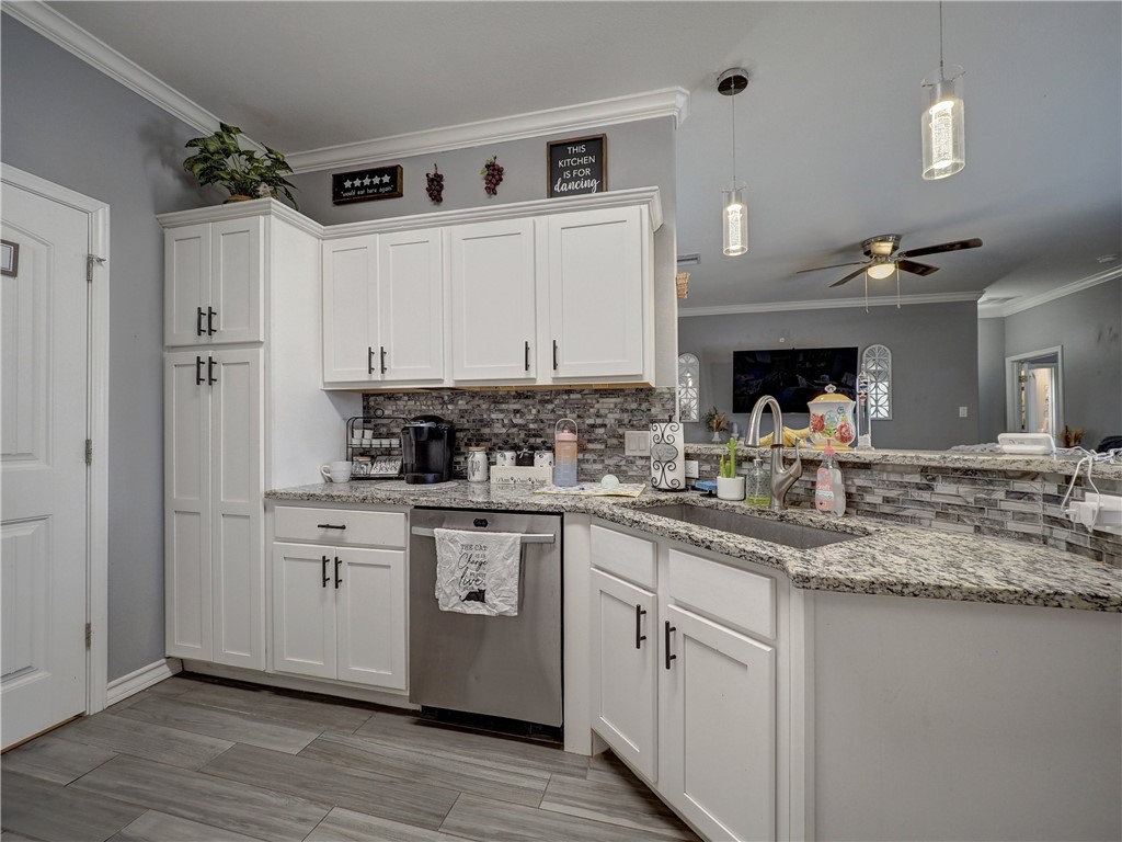 2050 Admiral Lane Property Photo 10